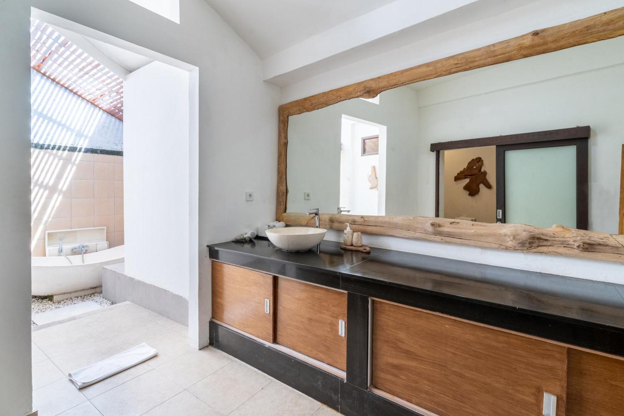 Villa 5 Bedroom With Pool At 5 Mnt To By Car Seminyak (Bali)